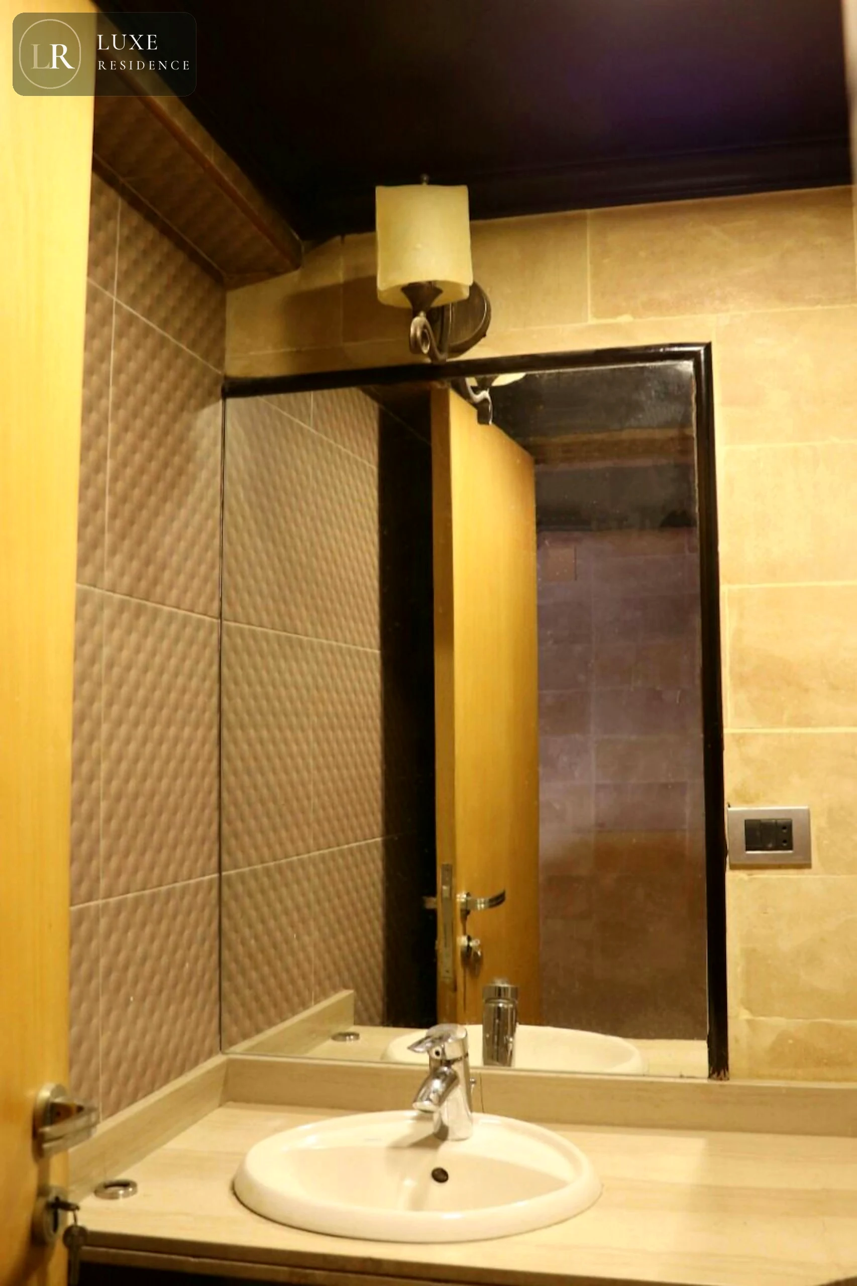 Half bathroom Room 2